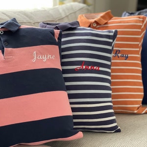 Könnte beinhalten: Vier gestreifte Kissen mit personalisierten Namen: Jayne, Anna, Ray und Dan. Die Kissen sind aus recycelten Poloshirts gefertigt.