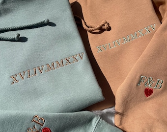 Sudadera con capucha y letras bordadas con números romanos y fecha