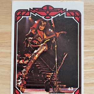 Carte KISS 1978 Carte de collection numéro 43 Gene Simmons carte vintage Cartes à collectionner Kiss Aucoin MGT Puzzle carte par ARGMT Collectionneurs de musique rock