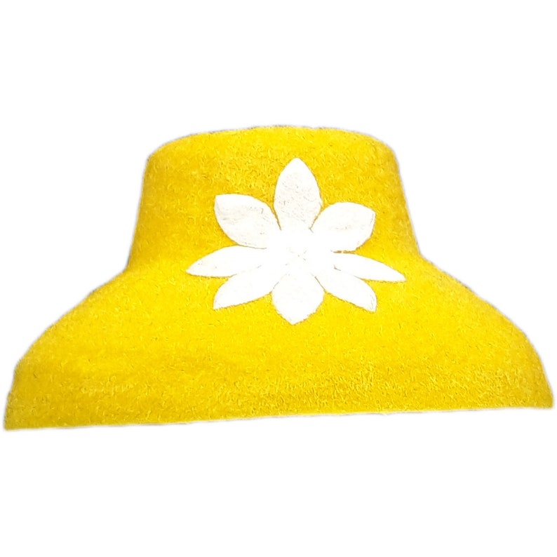 Various hats made of plastic 20 pieces