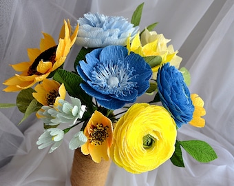 Crêpepapier bloemen, gele blauwe bloemen papieren ranonkel, kleine papieren pioenrozen, Oekraïense kunstenaar, boeket voor haar, wilde bloemen houten bloem