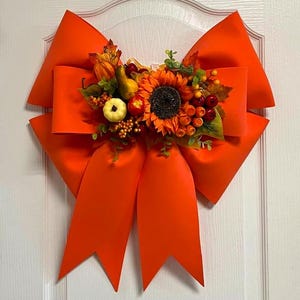 Ghirlanda autunnale con fiocco per porta – Grande decorazione autunnale arancione con zucche, girasoli e bacche. Fiocco da parete, fiocco per porta, decorazione per facciata di casa.