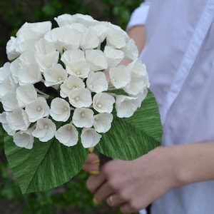 Stelo di ortensia in fiore beige, mazzo di ortensie di carta, fiori di carta crespa, stelo di fiori, composizione floreale finta per vaso, fiore da sposa