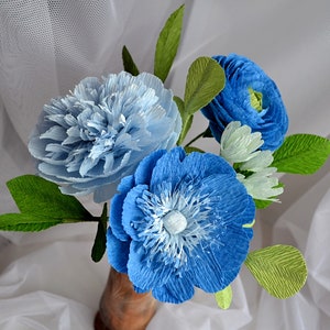 Kleiner Blumen-Papierstrauß, Blaue Pfingstrosen, Krepp-Ranunkel, Papier-Hochzeitsgeschenk, Gefälschter Blumenstrauß, Krepp-Papierblume, Blumengeschenk