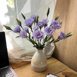I fiori colorati sono usati nel negozio di donne, il negozio di fiori sul giardino, i fiori colorati composizione, composizione colori vivaci