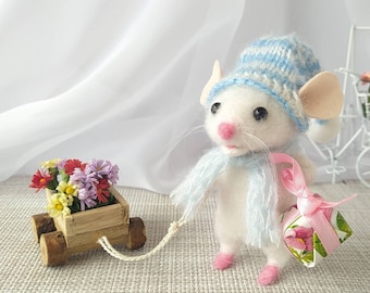 Gevilte wolmuisbeeldje: miniatuur poppenhuisdecor