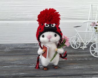 Miniature Felt Mouse with Ladybug Hat, Wool Mouse Figurine, Animal Lover Gift, Shelf Decor