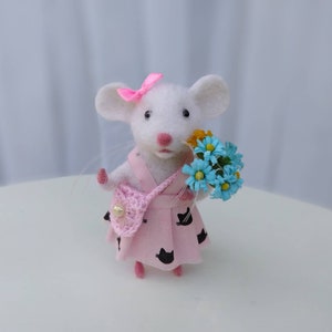 Needle felt mouse miniature