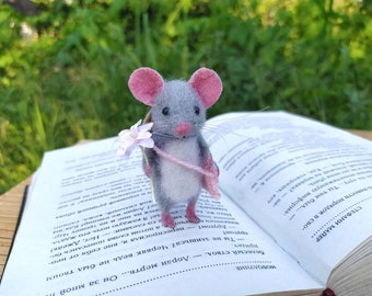 Gray felt mouse, wool toy, miniature mouse for dollhouse