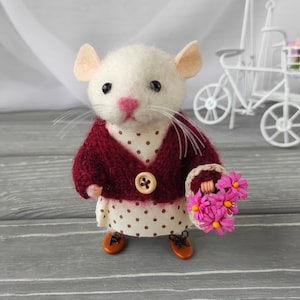 Filzfigur einer Maus in Kleidung