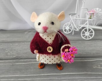 Vilten beeldje van een muis in kleding