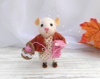 Figurine de souris feutrée à l'aiguille : animal en laine fait main avec panier