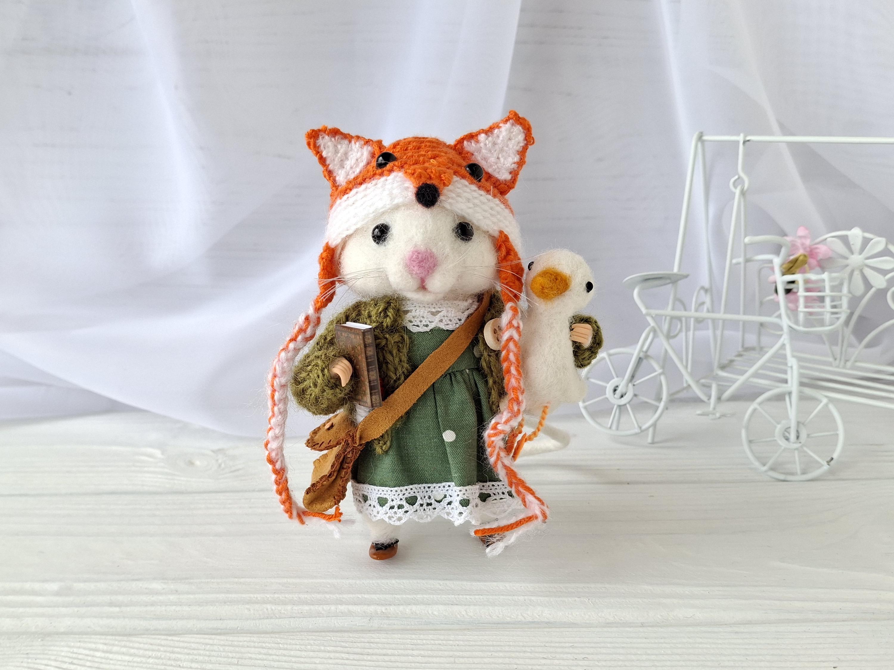 羊毛フェルト レッサーパンダとペキニーズさん。 ストラップ付き 羊毛