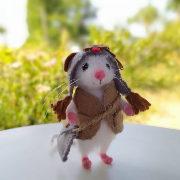 Een kleine vilten muis met een hondenpet