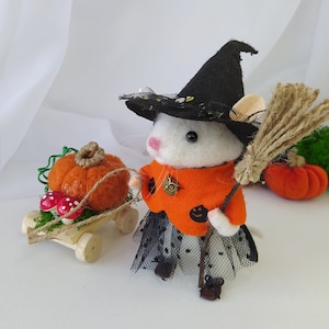 ハロウィーンのマウスウールフェルト装飾 木製のカートに乗ったカボチャを持つハロウィーンの手作りマウス