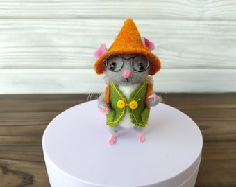 Naaldvilten muis in kleding, miniatuur grijze muis, handgemaakt wollen dier