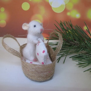 Schlafende Miniatur Maus, Geschenk Maus aus Filz, Nager Figur