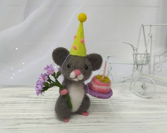 Souris d'anniversaire, figurine feutrée d'une souris