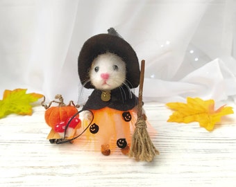 Felt halloween mouse with pumpkin.
