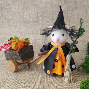 フェルトで作ったハロウィーンのネズミ。不気味なカートに乗った魔女に扮したニードルフェルトのネズミ