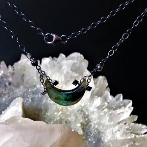 Collana con pietra preziosa di labradorite a forma di mezzaluna in argento sterling ossidato