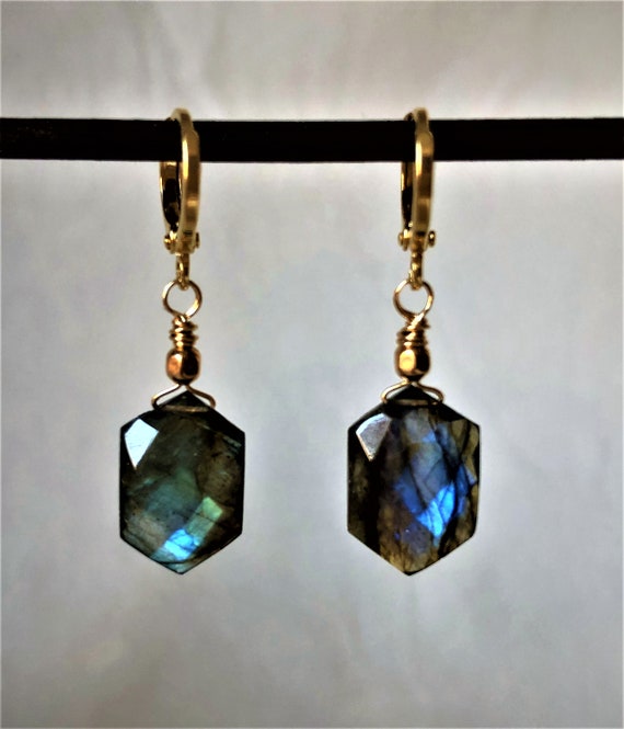 Vurma Orecchini Pendenti Con Labradorite – Cerchi In Ottone Placcato Oro 18K, Gemma Naturale, Confezione Regalo