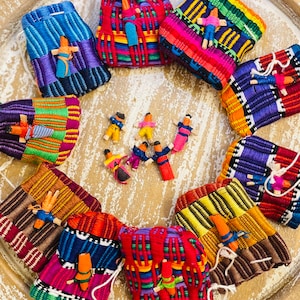 Guatemaltekische Sorgenpüppchen mit gewebter Tasche und gedruckter Maya-Legende