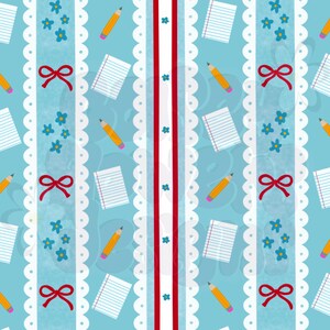 Op de afbeelding: Een herhalend patroon op een lichtblauwe achtergrond met witte kantachtige randen, rode linten en witte en rode strepen. Het ontwerp bevat gele potloden, gelijnd papier, blauwe bloemen en rode strikken.