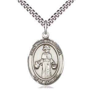 Colgante de plata esterlina Nino de Atocha en una cadena de bordillo pesado de rhodium ligero de 24 pulgadas.