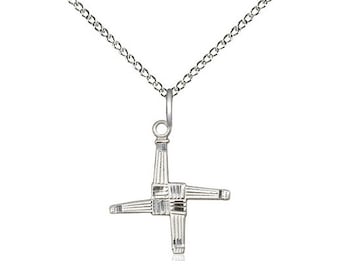 Colgante de plata de ley St Brigid Cross en una cadena de bordillo ligero de plata esterlina de 18 pulgadas.