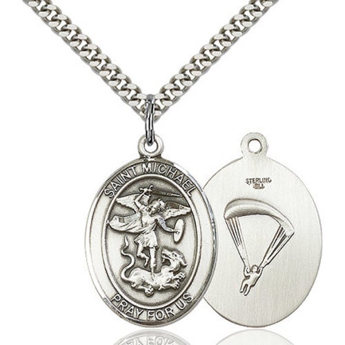 Pendentif parachutiste Saint-Michel en argent sterling sur une chaîne gourmette lourde en rhodium léger de 61 cm.