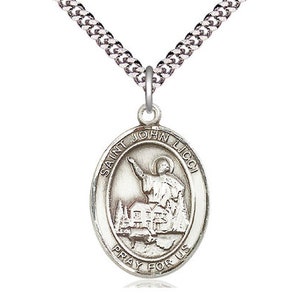 Peut inclure: Un collier avec un pendentif ovale argenté représentant Saint Jean Licci. Le pendentif est suspendu à une chaîne argentée. Le pendentif porte les inscriptions "SAINT JOHN LICCI" et "PRAY FOR US".
