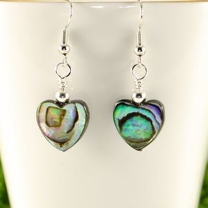 Boucles d'oreilles en nacre naturelle, petites boucles d'oreilles coeur en coquillage, boucles d'oreilles en nacre véritable, boucles d'oreilles de plage décontractées, cadeau de vacances nautiques