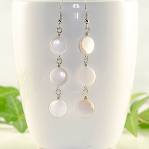 Boucles d'oreilles en nacre blanche, très longues boucles d'oreilles en coquillage naturel, boucles d'oreilles de mariée bohèmes inhabituelles, cadeau de mariage nautique sur la plage de l'océan