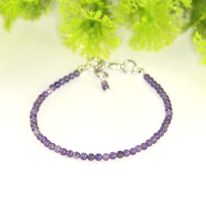 Peut inclure: Un bracelet délicat en améthyste avec un fermoir en argent. Le bracelet est composé de petites perles rondes et est parfait pour un usage quotidien.