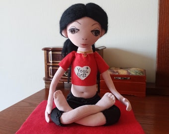 Muñeca de yoga hecha a mano, amuleto de la paz en oro de 14 quilates, regalo de yogini