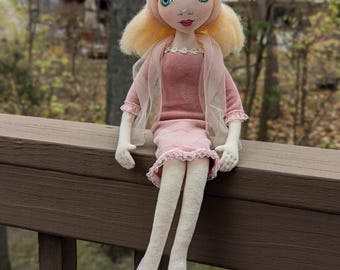 Muñeca de trapo rubia única Esme: un recuerdo artesanal para el amante de las muñecas en tu vida