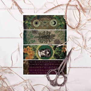 K&ouml;nnte beinhalten: Vier Lesezeichen im Vintage-Stil mit einem Farbschema in Gr&uuml;n, Braun und Lila. Die Lesezeichen zeigen verschiedene Designs, darunter einen Baum, eine Frau mit einer Krone und ein Symbol mit einem Stern und einer Mondsichel.