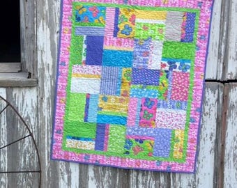 Trapunta per neonati con farfalle, trapunta patchwork fatta a mano, colori primaverili vivaci, trapunta per cameretta da bambina, trapunta floreale con farfalle, regalo per baby shower