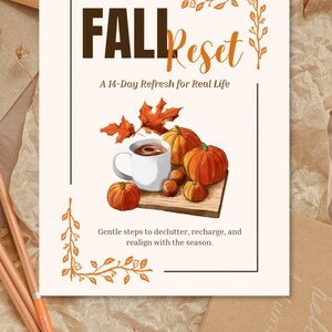 以下が含まれることがあります： 「FALL Reset」と「A 14-Day Refresh for Real Life」の文字が入った秋をテーマにしたプリント。カボチャ、コーヒーカップ、紅葉が描かれています。「Gentle steps to declutter, recharge, and realign with the season」のテキストも含まれています。