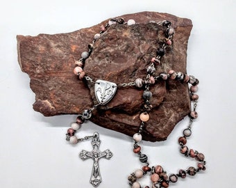 Rosario artigianale con pietre rosa: gioiello religioso femminile