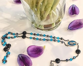Rosario: Jaspe azul marino, Nero Marquina, cuentas de vidrio, cadena negra.