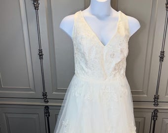 NWT Davids Bridal ballgown Size 18/20 beautiful and delicate!