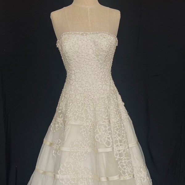 Retro crysanthemums on well-made Oleg Cassini wedding gown Size 4p