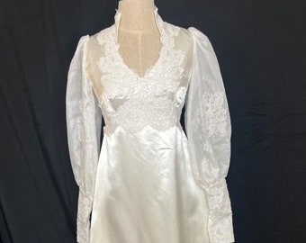 late 60's/early 70's wedding dress, Size 2