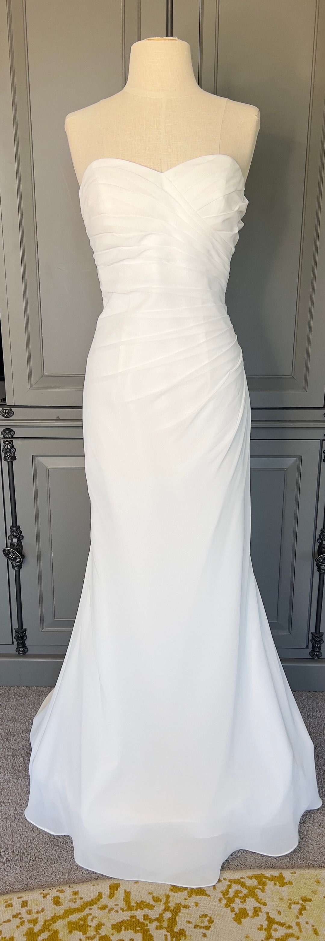 Old Hollywood Vibes in This Ashley Justin Wedding Gown Size 10