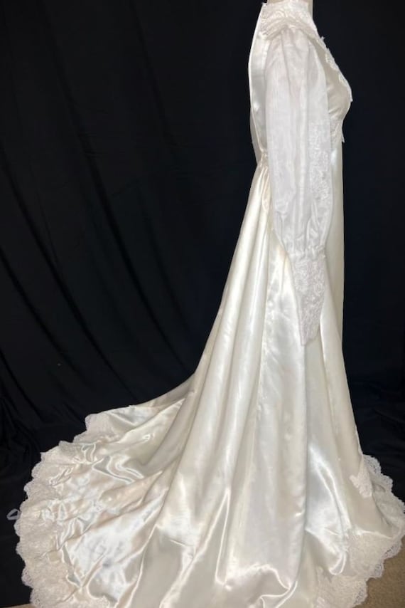 late 60's/early 70's wedding dress, Size 2 - image 4