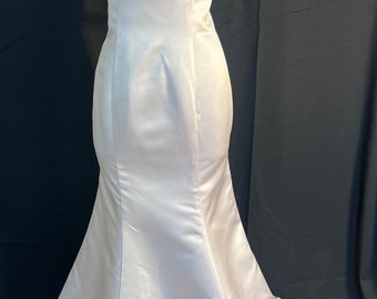 Eenvoudige, elegante satijnen jurk in maat 14