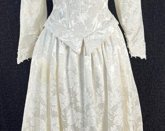 Abito da sera in broccato con spalle scoperte e vita basca, fine anni '80/inizio anni '90, taglia 4/6.