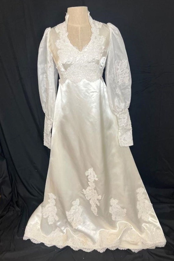 late 60's/early 70's wedding dress, Size 2 - image 1